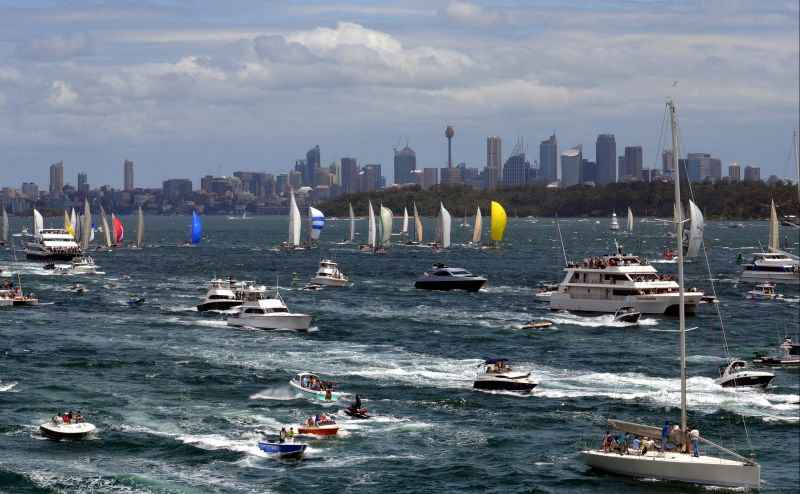 what time does sydney to hobart yacht race start