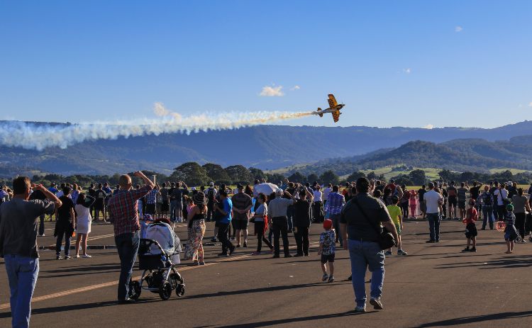 Crowd enjoying the 10th annual Wings Over Illawarra airshow at IllawarraCrowd enjoying the 10th annual Wings Over Illawarra airshow at Illawarra Regional Airport. Regional Airport.