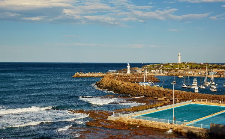 Continental Pool with views across to Wollongong Breakwater Lighthouse and Wollongong Head Lighthouse.