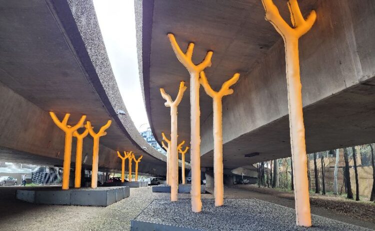 Aspire by Warren Langley a freeway sculpture