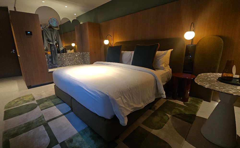 Eve Hotel room in green tones