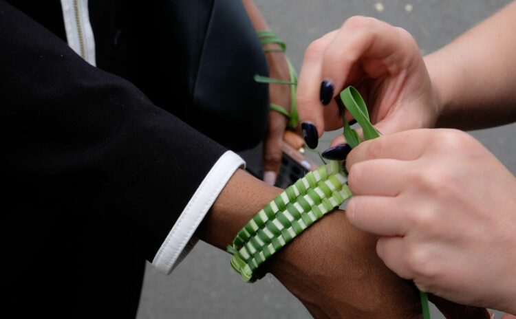 Weaving a Lomandra leaf on our Barangaroo tour