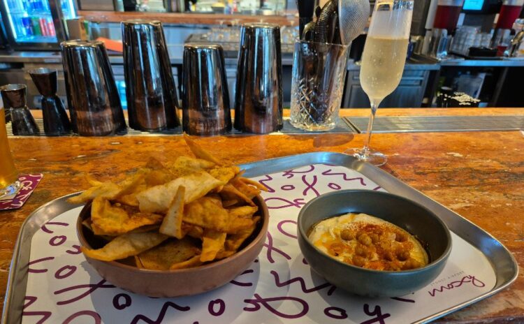 Pita chips and hummus a Moxy Sydney Airport Hotel 