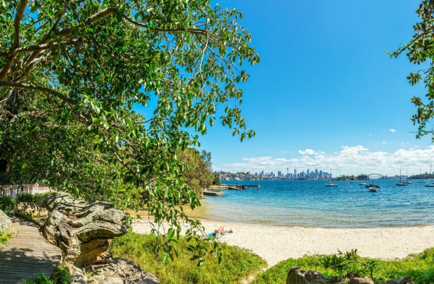 Sydney Harbour from the Hermitage Walk in the eastern suburbs. Credit: Destination NSW