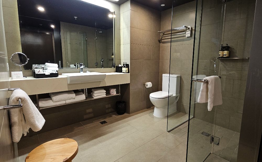 Park Royal Darling Harbour bathroom