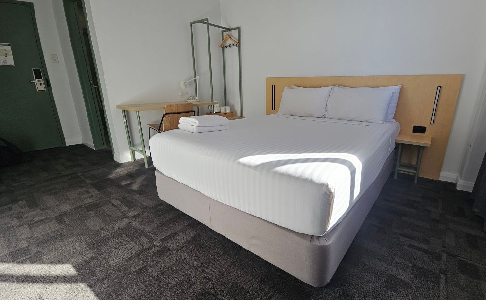 King Ensuite Room Sydney YHA with a desk and hanging space