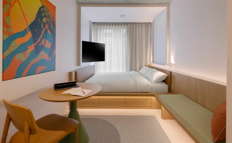 lyf Bondi room with bed, tv, table, desk and chair