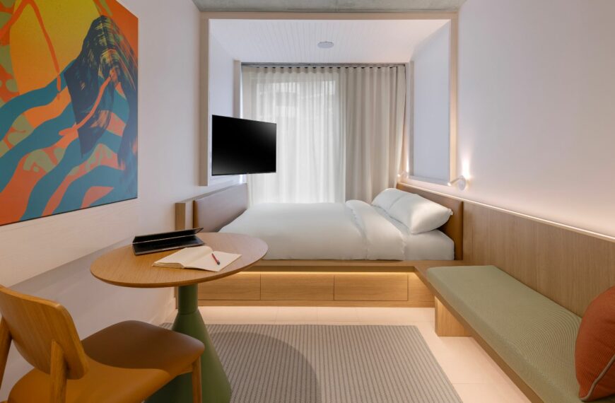 lyf Bondi room with bed, tv, table, desk and chair