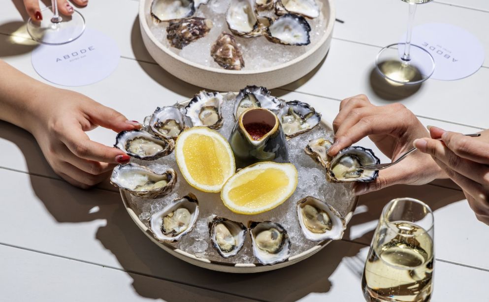 Platter of oysters with lemon and champagne