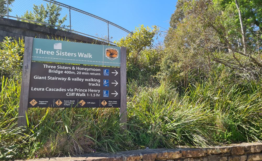 Sign in Katoomba of nearby walks from the  three sisters
