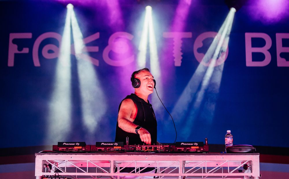 DJ Dan Murphy on decs