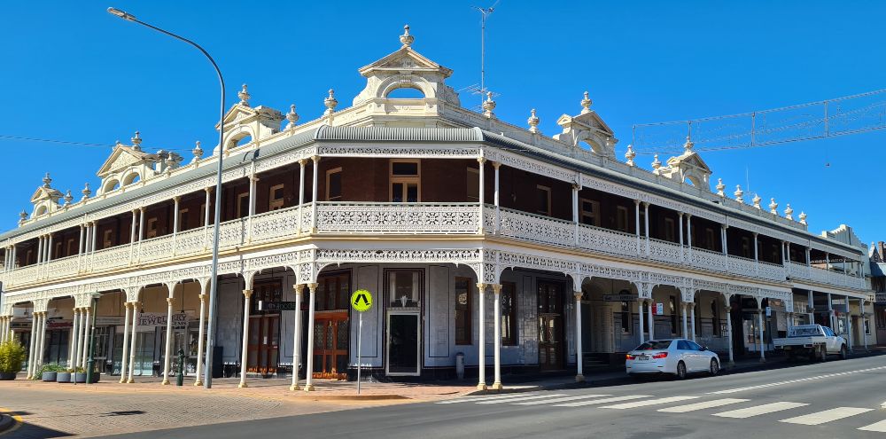 A classic Australian pubs with ironwork verandah in Armidale NSW